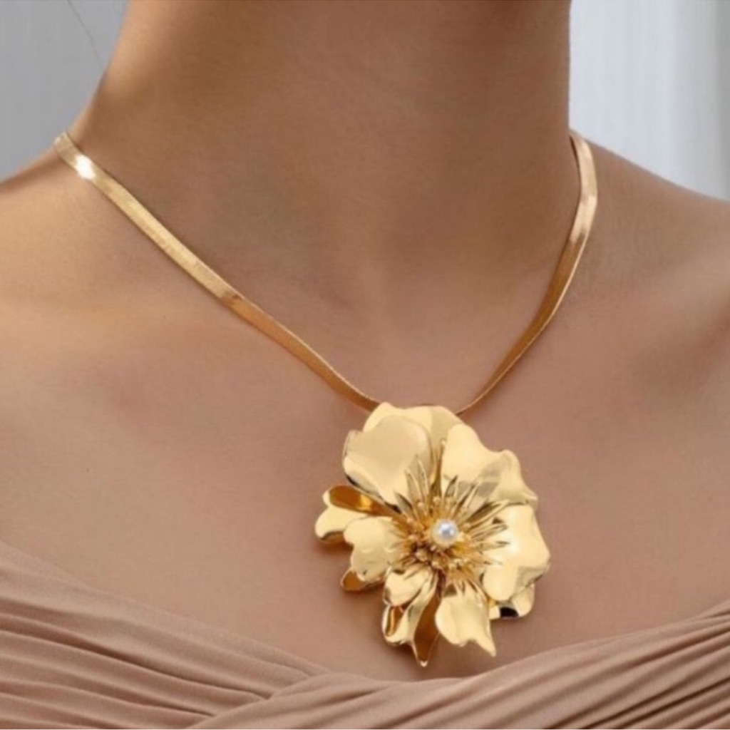14k Goldplated Flower Pendant Necklacenew 49$